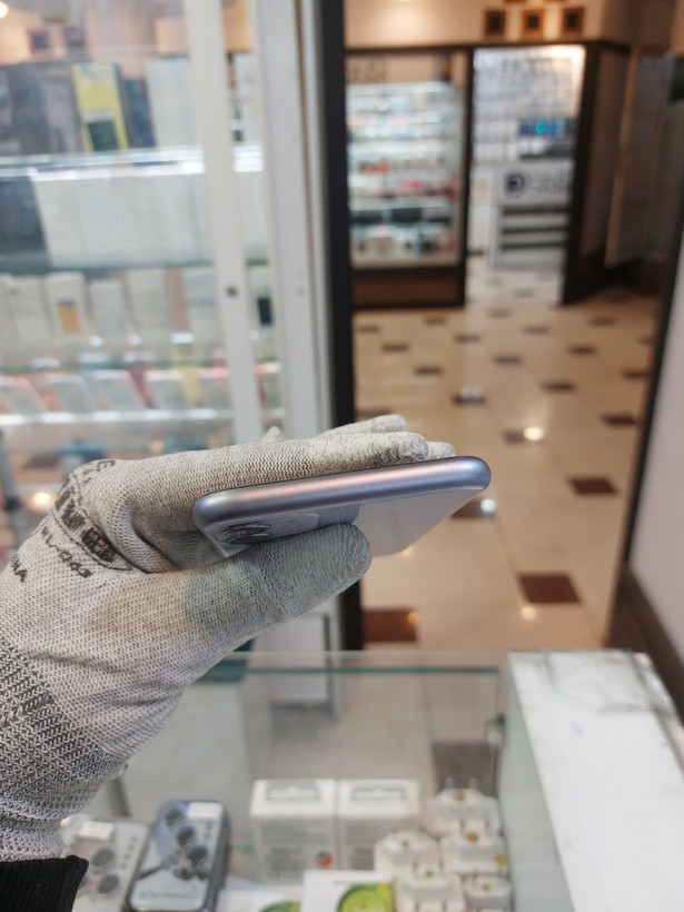 گوشی موبایل آیفون 11 بنفش 128 گیگ – باتری 75% | پارت CHA | کارکرده ظاهر تمیز و بدون خطوخش