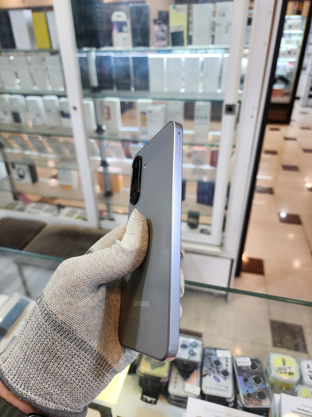 گوشی موبایل سامسونگ کارکرده مدل GALAXY A17 4G با ظرفیت حافظه ی 128 گیگابایت و ظرفیت رم 4 گیگابایت رنگ نچرال